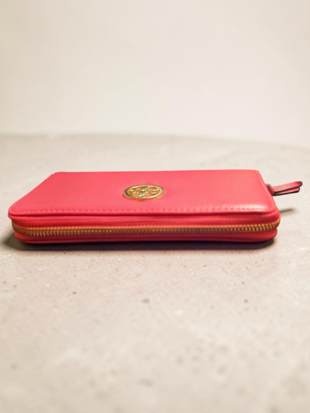 Tory Burch Pink Zip-Around Leather Wallet - Picture 4 of 5